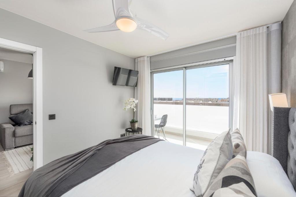 Postel nebo postele na pokoji v ubytování MEDANO4YOU Tejita Dream Penthouse