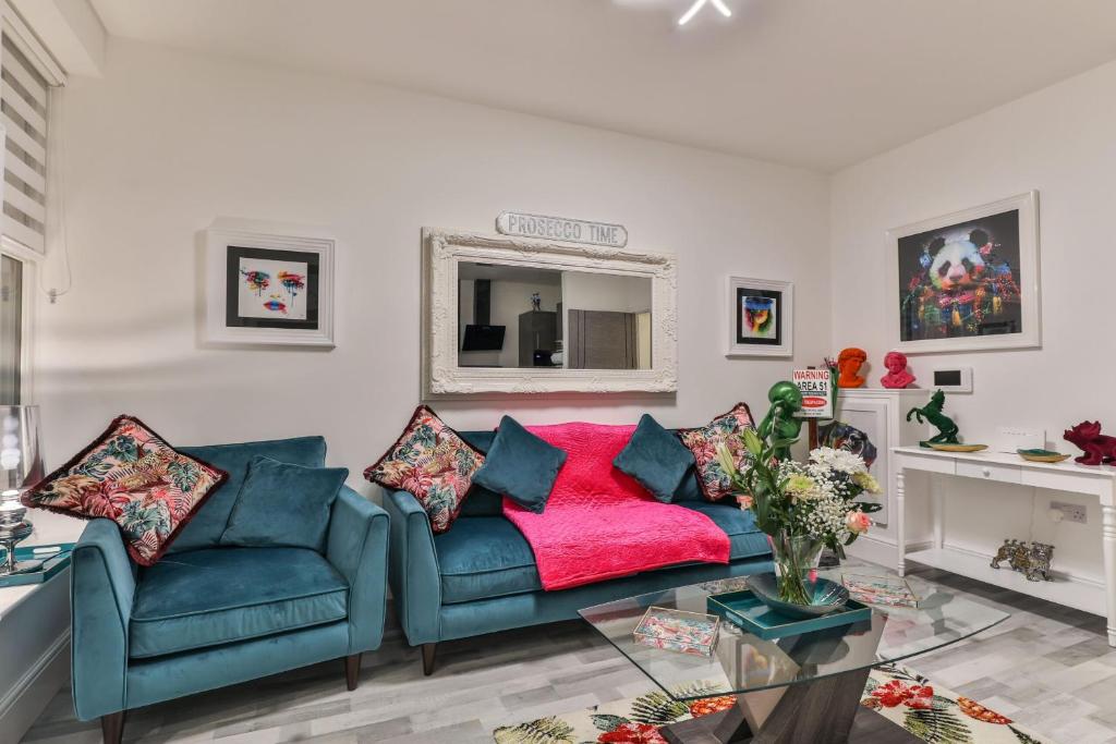 ein Wohnzimmer mit einem Sofa und einem Glastisch in der Unterkunft The Monroe - 2nd Floor - Luxury for up to 4 guests near Open Air Theatre and North Bay in Scarborough