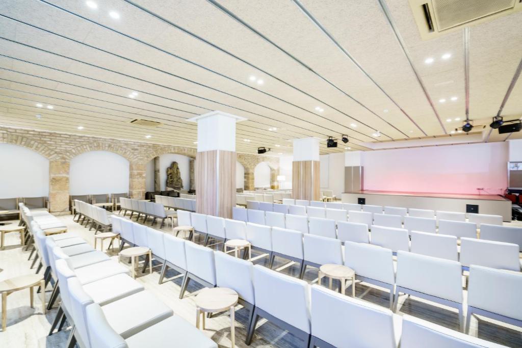 The business area and/or conference room at Estival Park Almaris