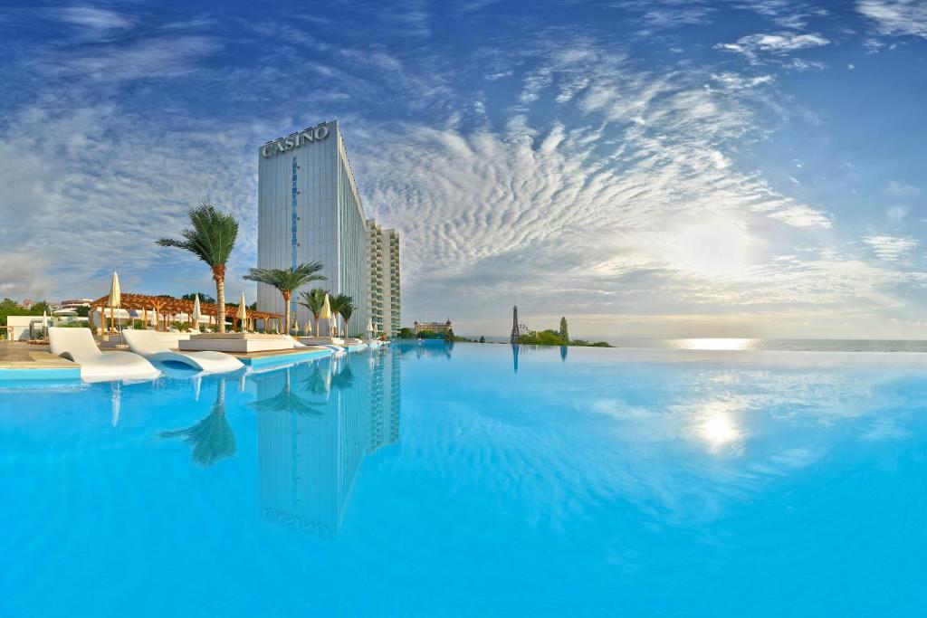 uma representação de um hotel com uma piscina azul em International Hotel Casino & Tower Suites em Golden Sands