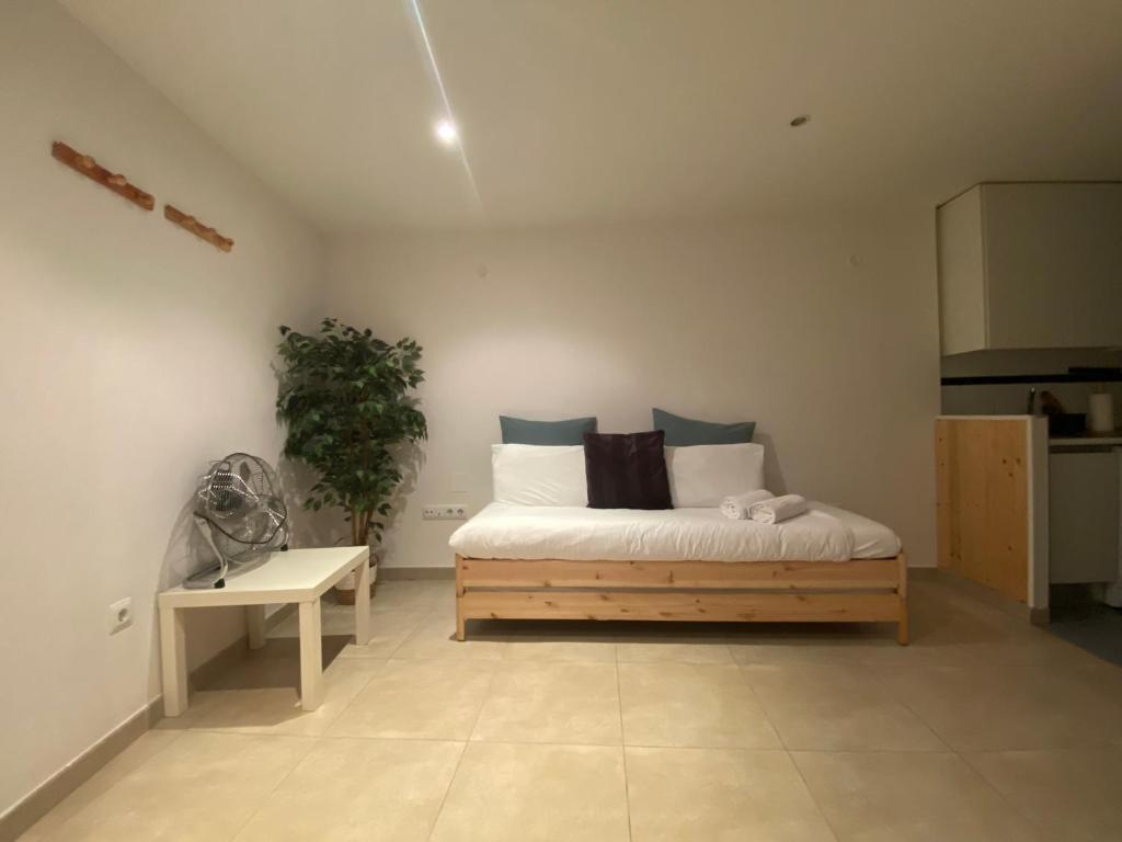 ein Schlafzimmer mit einem Bett und einer Pflanze darin in der Unterkunft Céntrico apartamento en Embajadores in Madrid