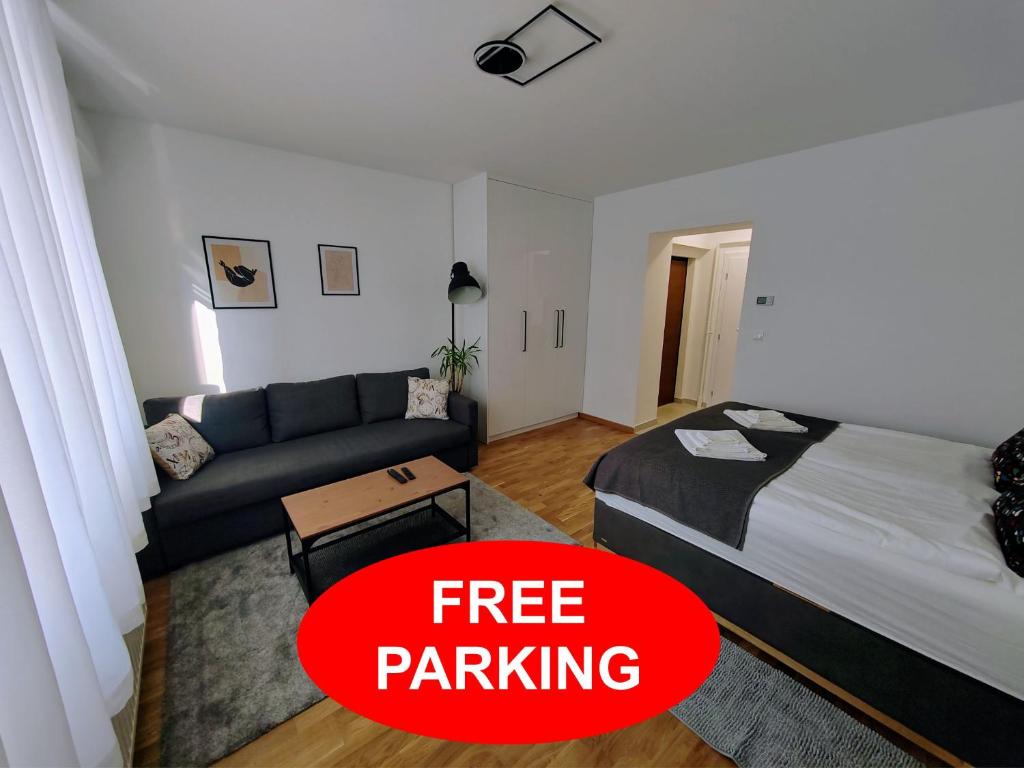ザグレブにあるS15 Studio Apartment FREE PARKINGのリビングルーム(ベッド1台、ソファ付)