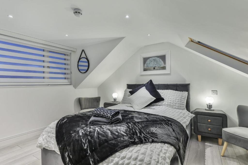 The Hepburn - Top Floor - Luxury for up to 6 guests near Open Air Theatre and North Bay 5