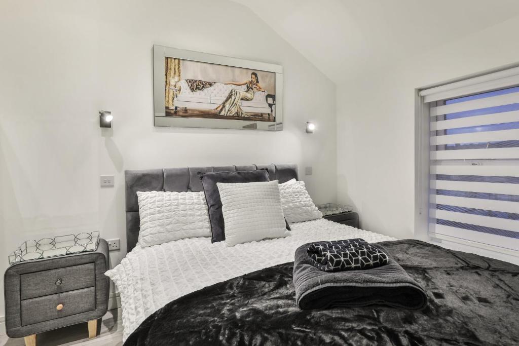 The Hepburn - Top Floor - Luxury for up to 6 guests near Open Air Theatre and North Bay 7
