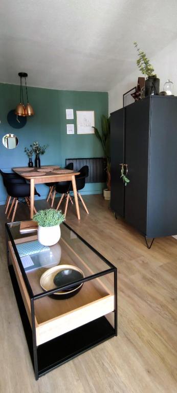 un salon avec une table et une salle à manger dans l'établissement Appart Cosy Green, Océan, Golf, Piscine, Wifi, à Moliets-et-Maa