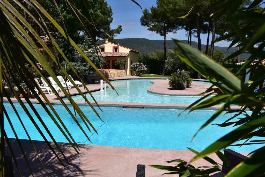 una piscina frente a una casa en Villa Lorna - 2 maisons - piscine privée en Aups