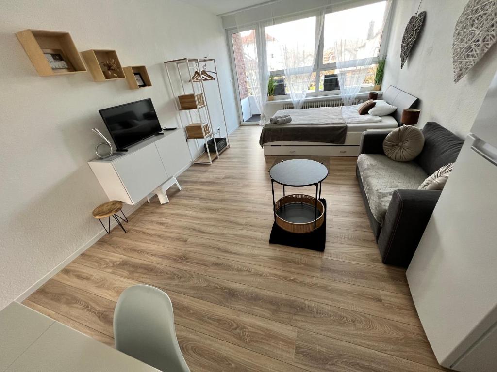 un soggiorno con divano e TV di KnocksCasa4You 1 Zimmer Appartement Nr 5 direkt in Marburg a Marburg an der Lahn