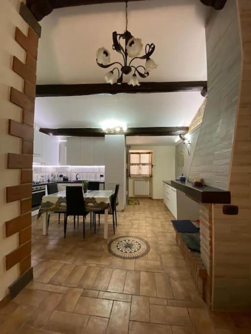 - un salon avec une table et une salle à manger dans l'établissement Center Ariccia, à Ariccia