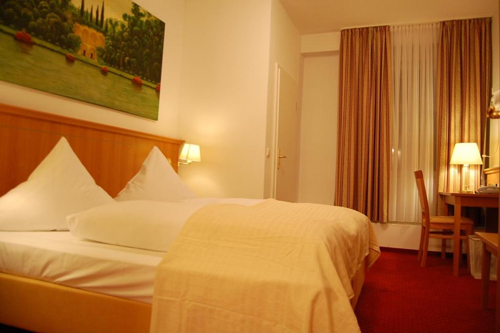 Postel nebo postele na pokoji v ubytování Hotel Mohren Post
