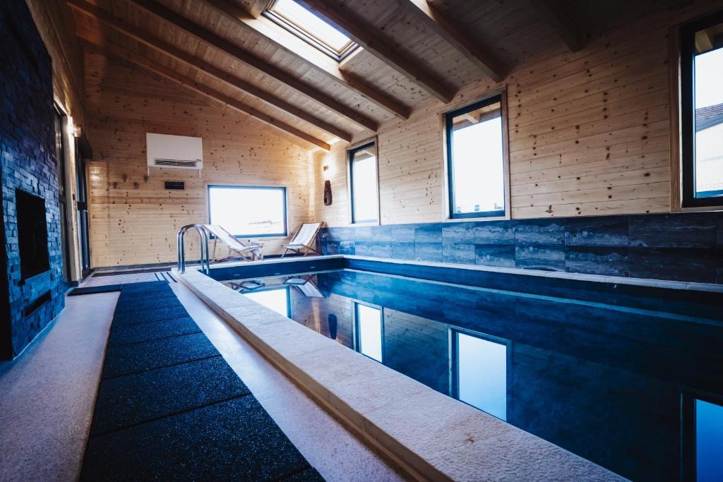 Bazén v ubytovaní Holiday Home Nightswim Inn alebo v jeho blízkosti