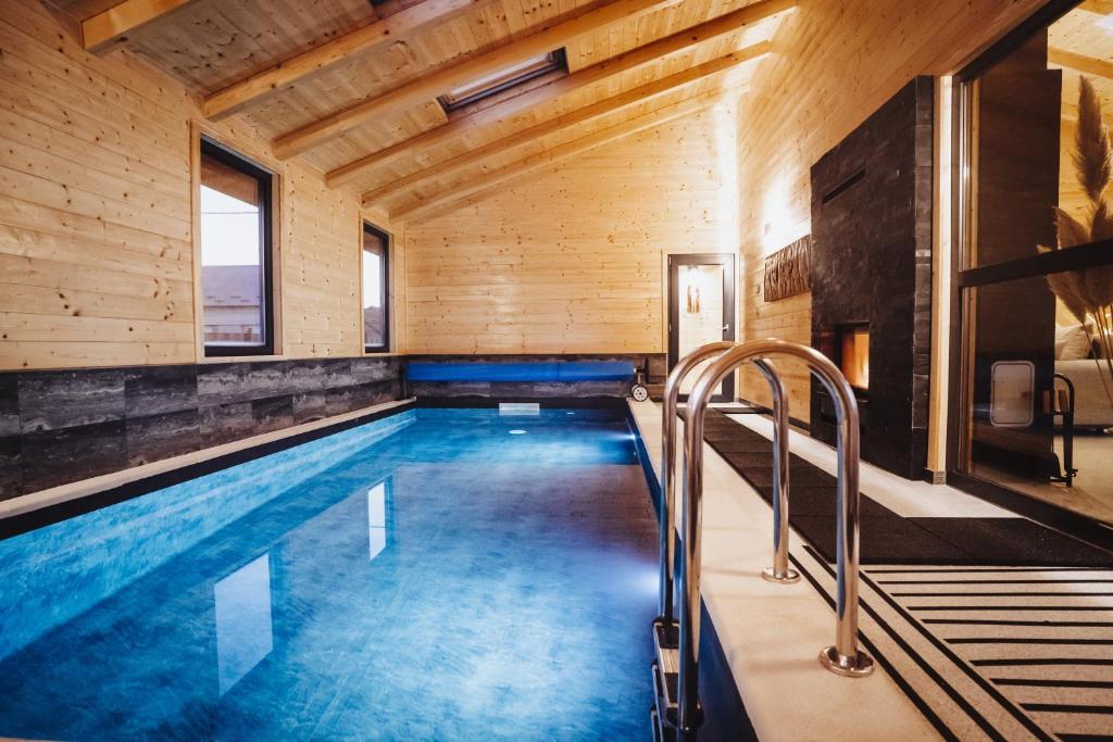 Bazén v ubytovaní Holiday Home Nightswim Inn alebo v jeho blízkosti
