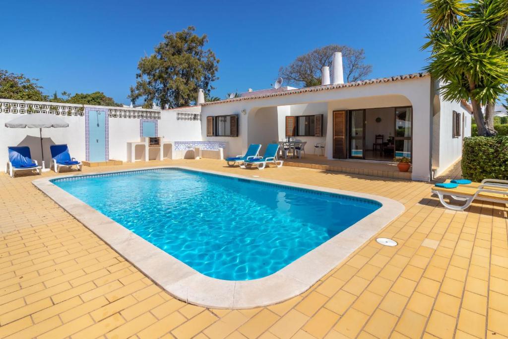 uma piscina em frente a uma casa em Colina Azul em Carvoeiro