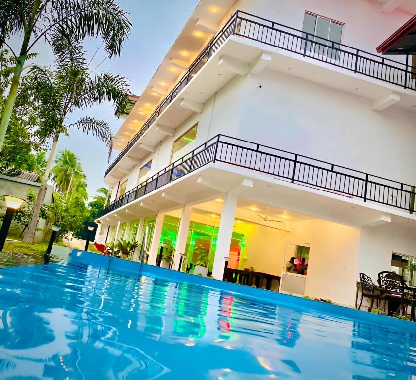 Bazén v ubytování Hotel Summer Haven nebo v jeho okolí