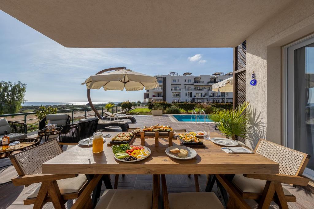 Thalassa Beach Family & Waterpark Resort - 大使3带私人游泳池的卧室公寓