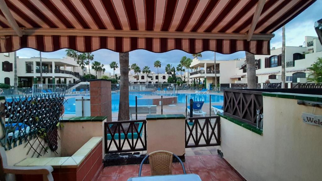 a view of a swimming pool from a resort patio at Apartamento Hakuna Matata in Costa Del Silencio