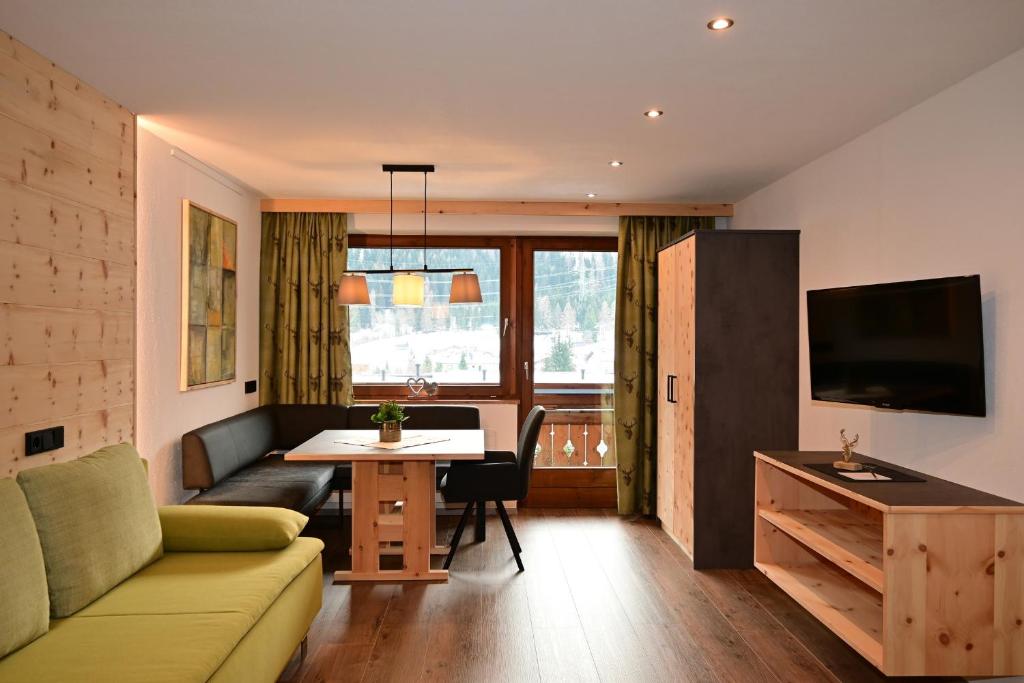 - un salon avec un canapé et une table dans l'établissement Zirbentraum, à Biberwier