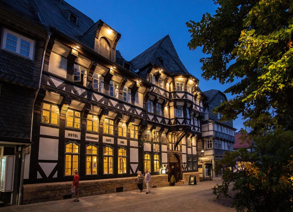 um grande edifício com pessoas de pé na frente dele em Romantik Hotel Alte Münze em Goslar