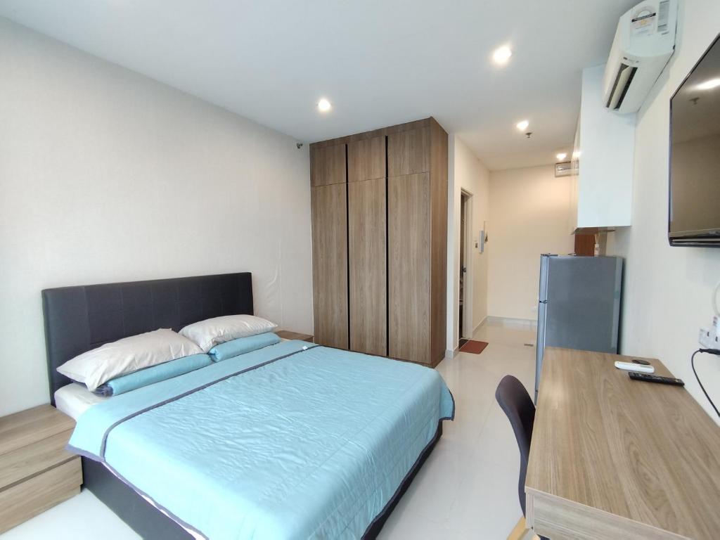 - une chambre avec un grand lit et une armoire en bois dans l'établissement Kozi ONE Homestay Infinity pool & Gym 2Rooms, à Kuching