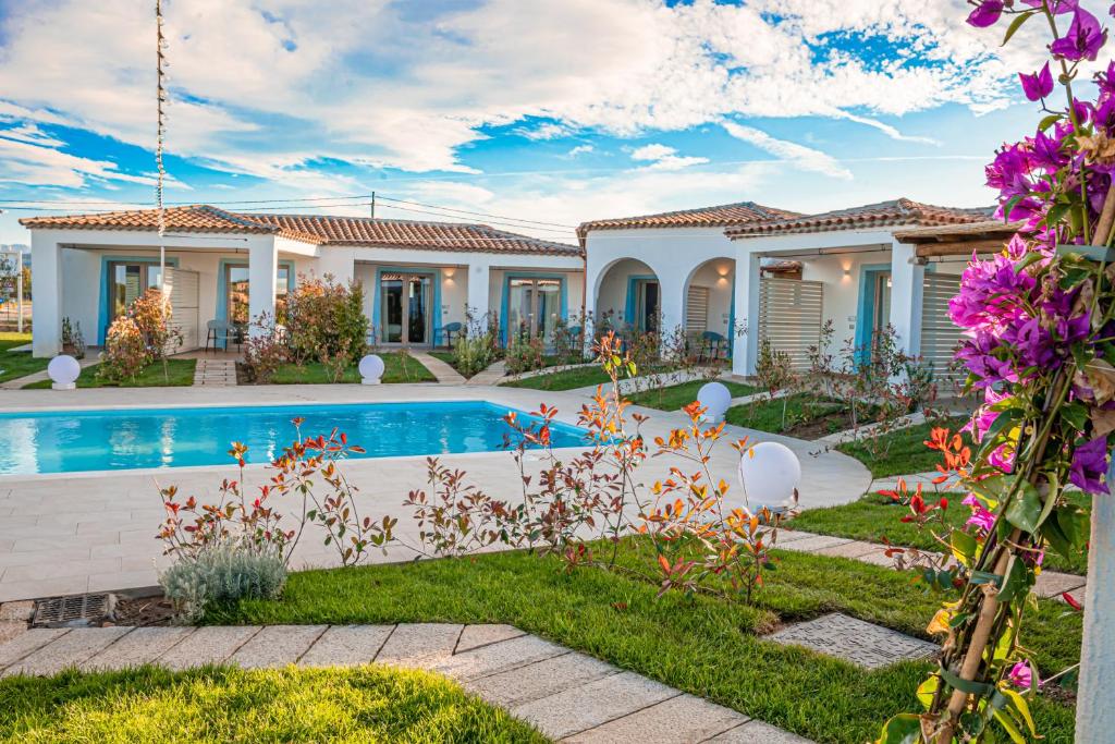 Bazén v ubytování AQUA SARDINIA boutique hotel nebo v jeho okolí