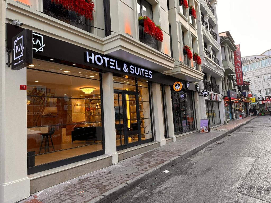 un hotel y una tienda de suites en una calle de la ciudad en KA Hotel & Suites, en Estambul
