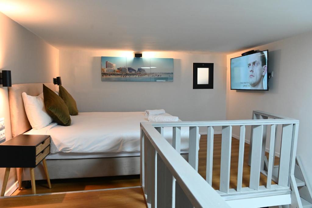 Ένα ή περισσότερα κρεβάτια σε δωμάτιο στο Kalvin Apartments by Levinsky Market