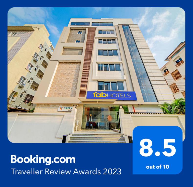 海得拉巴的住宿－FabHotel Viraj Suites Gachibowli，上面有tko酒店标志的高楼