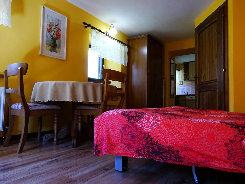 Postel nebo postele na pokoji v ubytování Apartmaji Pr-Gujlu Sela nad Podmelcem 5220 TOLMIN