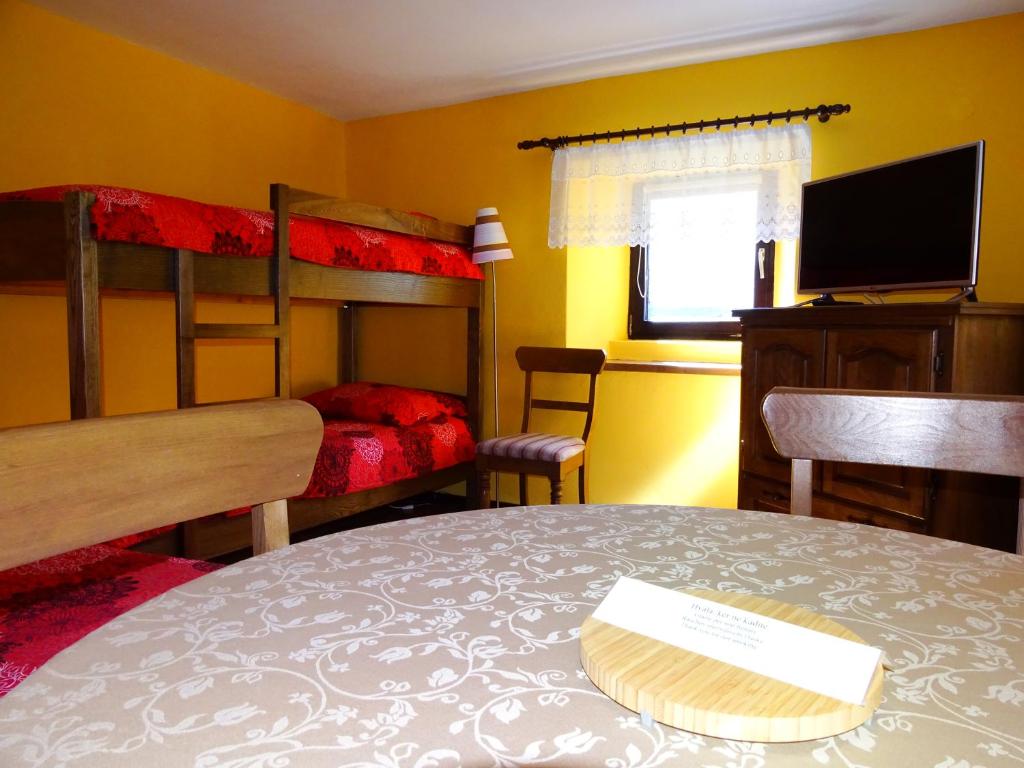 Postel nebo postele na pokoji v ubytování Apartmaji Pr-Gujlu Sela nad Podmelcem 5220 TOLMIN
