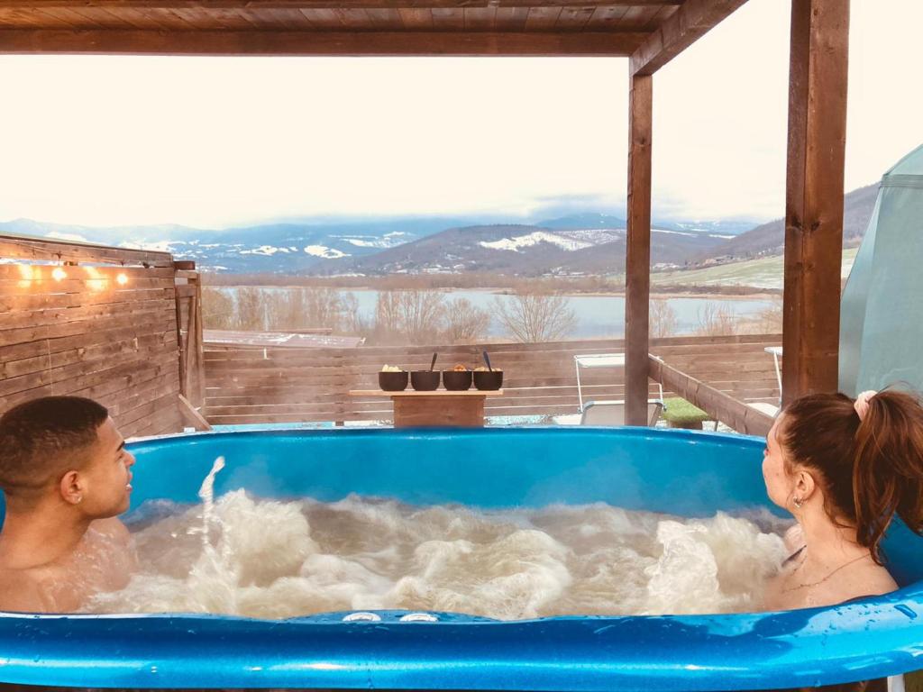 Nespecifikovaný výhled na hory nebo výhled na hory při pohledu z luxury tent
