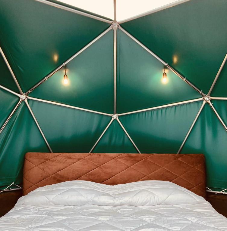 Postel nebo postele na pokoji v ubytování Glamping&BeerSpa Scialla Sul Lago