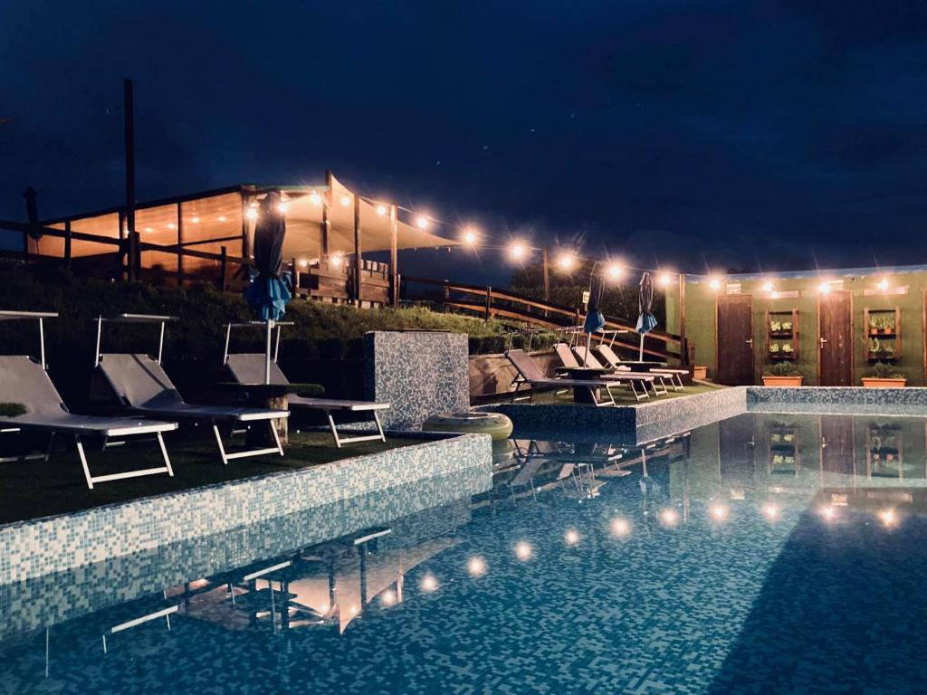 Bazén v ubytování Glamping&BeerSpa Scialla Sul Lago nebo v jeho okolí