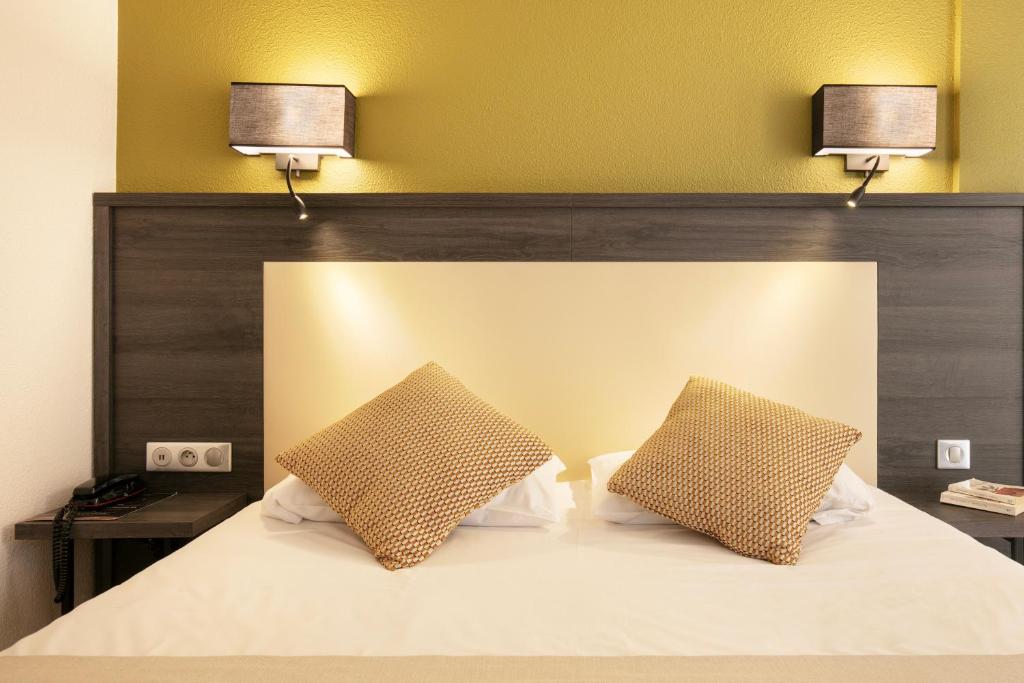 Postel nebo postele na pokoji v ubytování Hôtel Le Collier