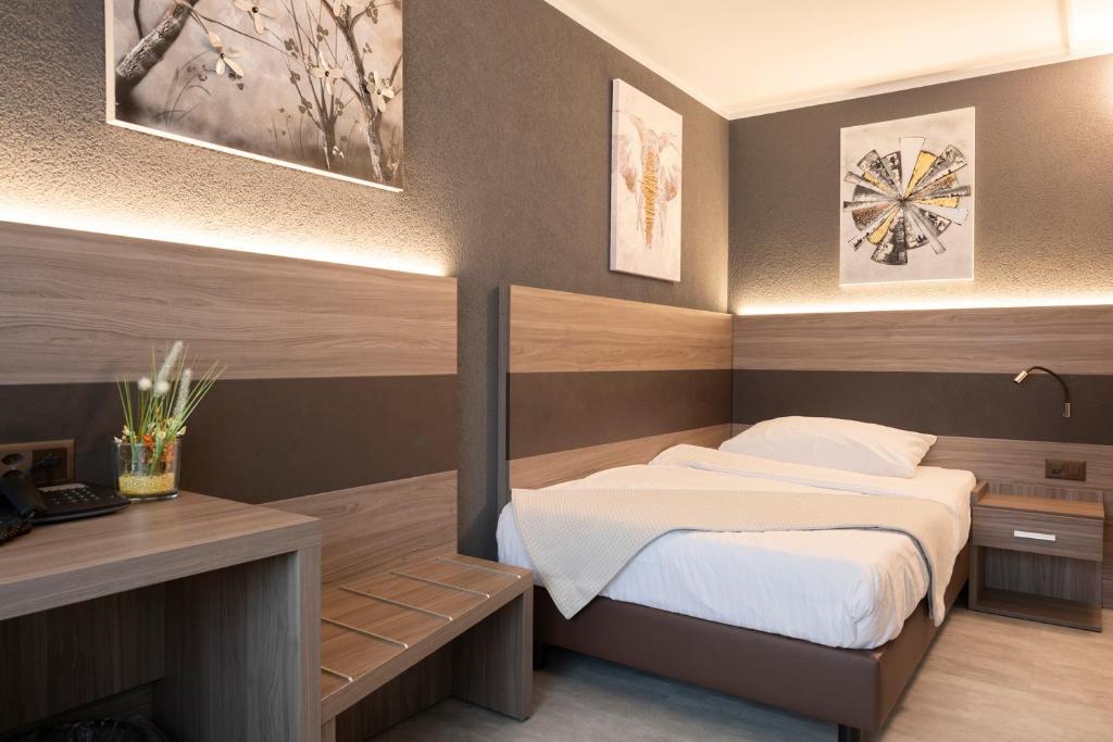 Postel nebo postele na pokoji v ubytování Hotel Bahnhof Zollikofen