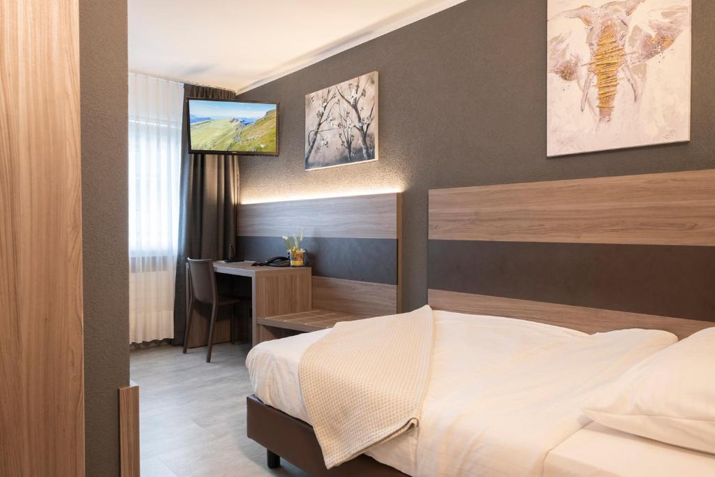 Postel nebo postele na pokoji v ubytování Hotel Bahnhof Zollikofen