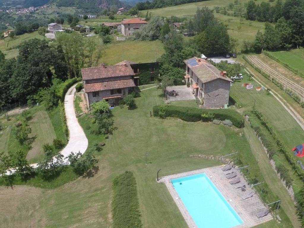 vista aerea su una casa e una piscina di Agriturismo Braccicorti a Pieve Fosciana