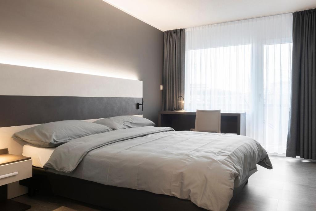 Postel nebo postele na pokoji v ubytování Hotel Bahnhof Zollikofen