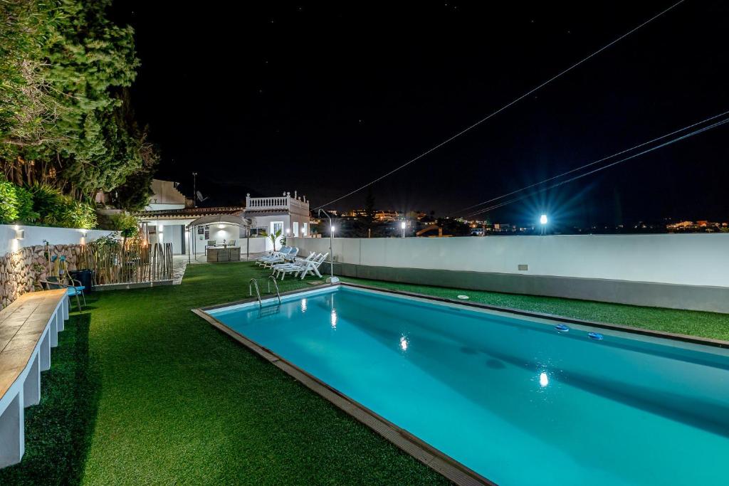 Bazén v ubytování 797 HOLIDAY RENTALS- VILLA PERTUCH- Increible villa con vista y piscina nebo v jeho okolí