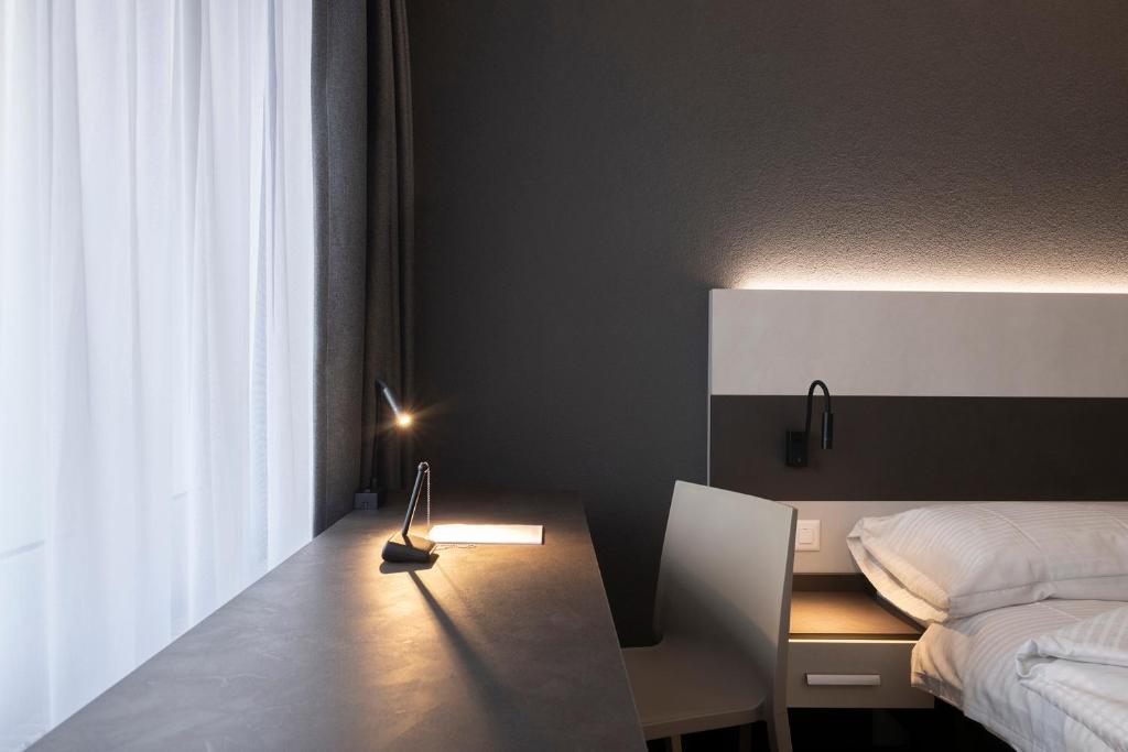 Postel nebo postele na pokoji v ubytování Hotel Bahnhof Zollikofen