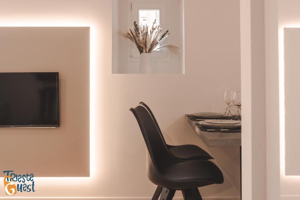 A television and/or entertainment centre at Michael&Renate - Stylish studio