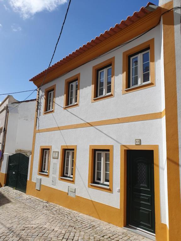 une maison dans une rue pavée dans l'établissement Casa do Ferrador - Mação, à Mação