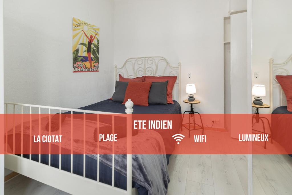 sypialnia z łóżkiem z plakatem na ścianie w obiekcie Été Indien - Plage - Wifi - Host Provence w mieście La Ciotat