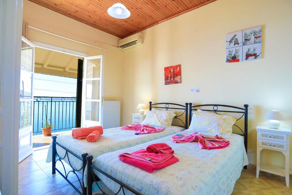 A bed or beds in a room at SeaView Calypso