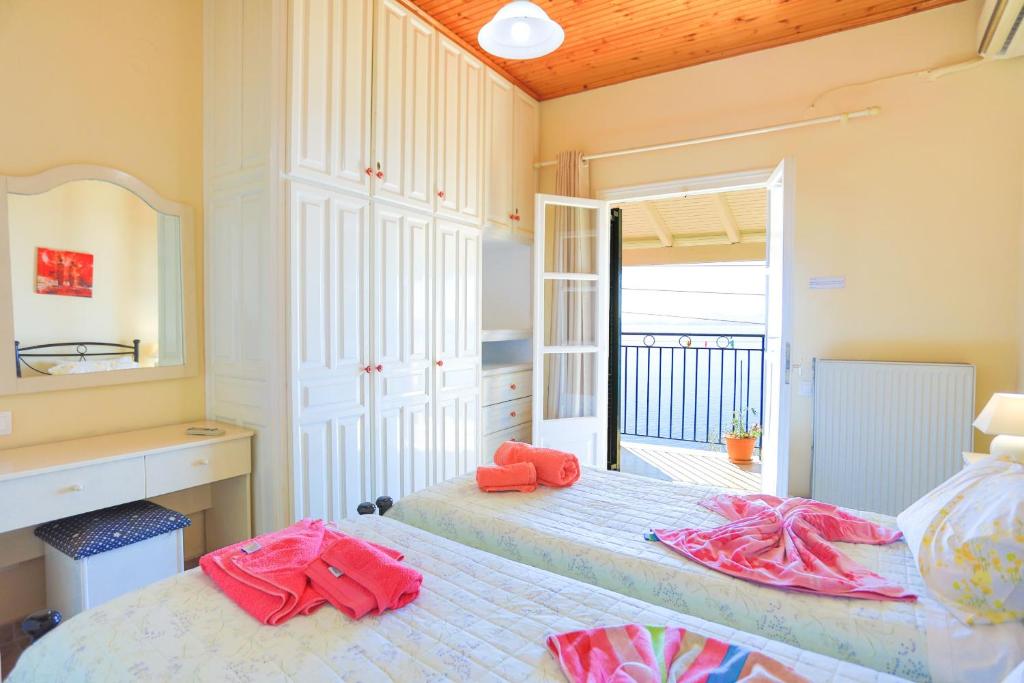 A bed or beds in a room at SeaView Calypso
