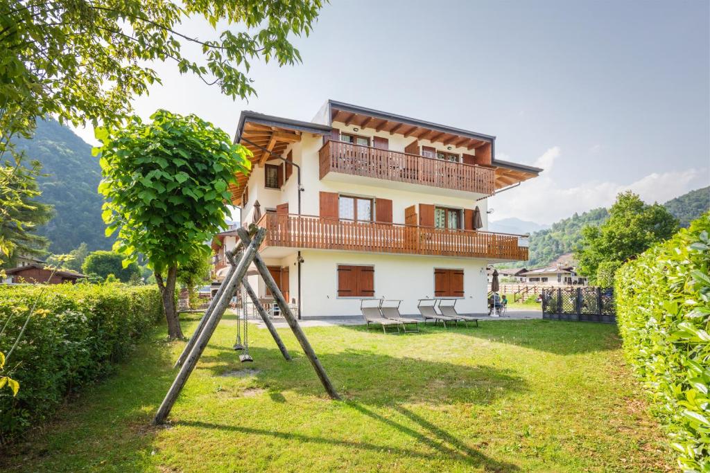 una casa en medio de un patio en Casa Lucia en Ledro