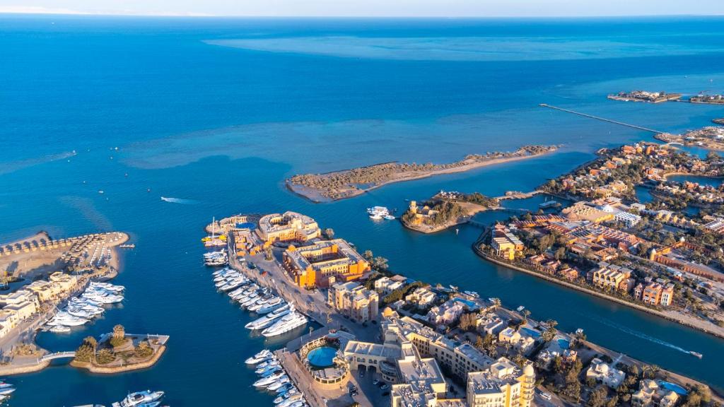 uma vista aérea de um porto com barcos em El Gouna Elite Villa's & Apartment's Private Residence with Sea & Garden View's - Hurghada em Hurghada