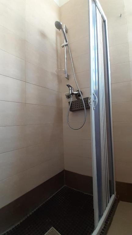 łazienka z prysznicem z głowicą prysznicową w obiekcie Bilocale in Lecce w mieście Lecce