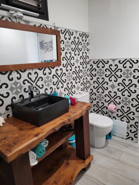 Foto dalla galleria di appartement privé ECO-RESPONSABLE, vue sur la mer des Caraibes et jardin clos, WiFi, à 2mn de la plage a Sainte-Luce