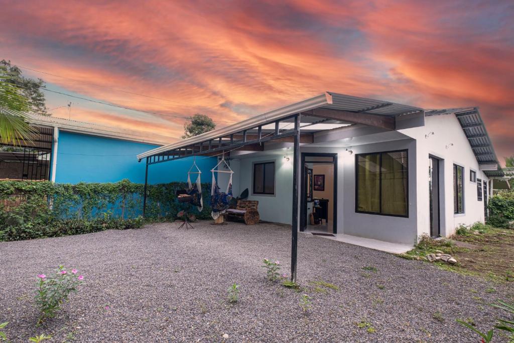 ein Haus mit einer Garage mit wolkigem Himmel in der Unterkunft Jordi´s House in Fortuna