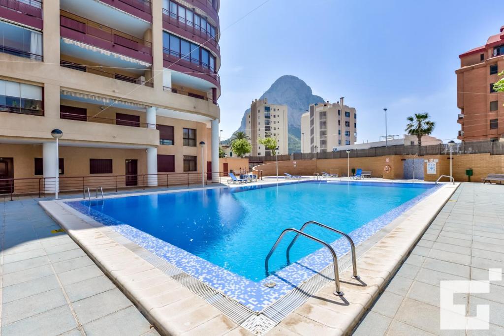 ein Schwimmbad in der Mitte eines Gebäudes in der Unterkunft Apartamento Nautilus 39B - Grupo Turis in Calpe