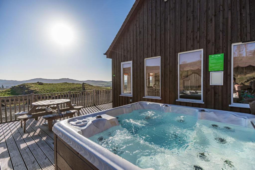 una vasca idromassaggio sul ponte di una casa di Stags View with Hot Tub a Blairgowrie